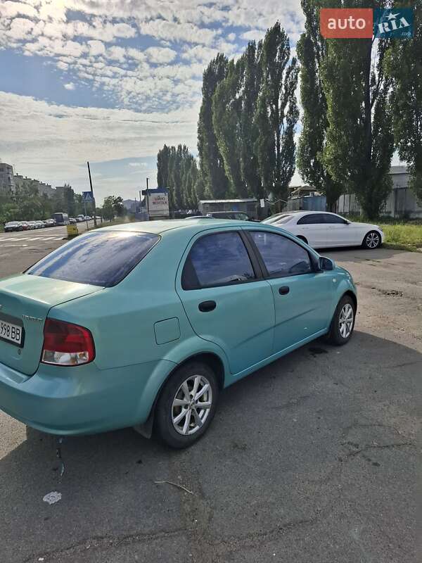 Седан Chevrolet Aveo 2005 в Киеве