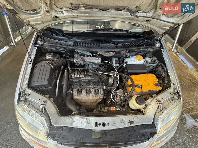 Седан Chevrolet Aveo 2005 в Днепре