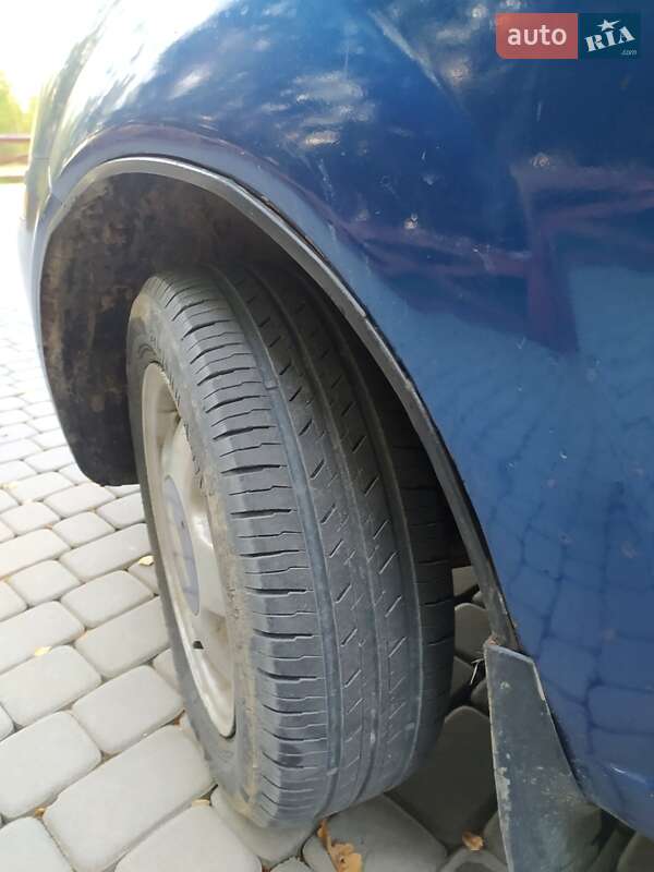 Седан Chevrolet Aveo 2004 в Лугинах