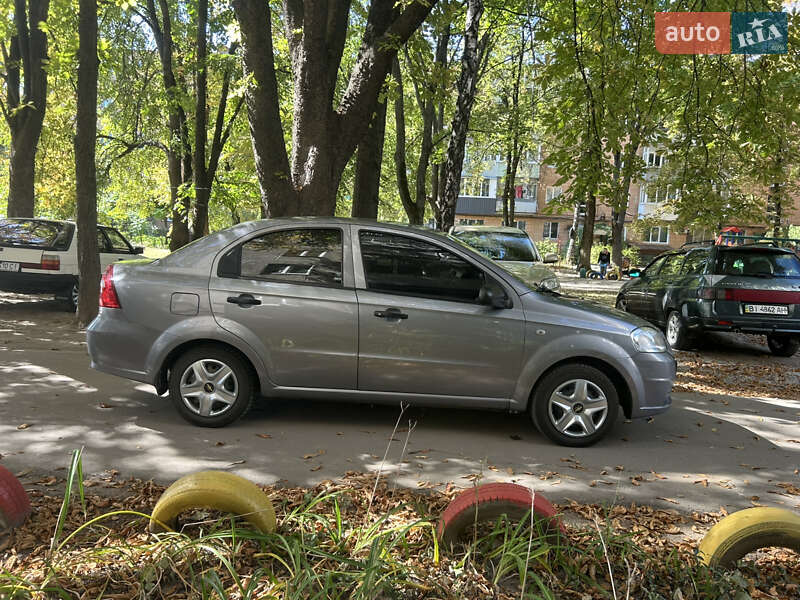Седан Chevrolet Aveo 2011 в Полтаве