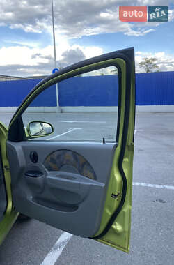 Хэтчбек Chevrolet Aveo 2005 в 
