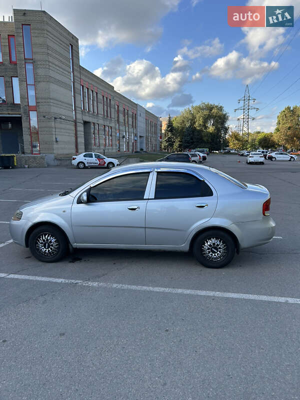 Седан Chevrolet Aveo 2005 в Днепре