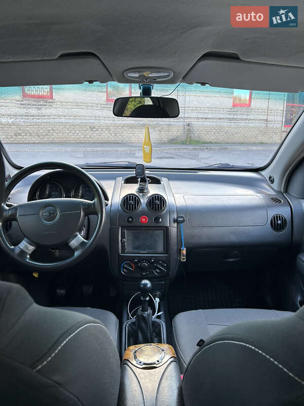 Седан Chevrolet Aveo 2005 в Днепре