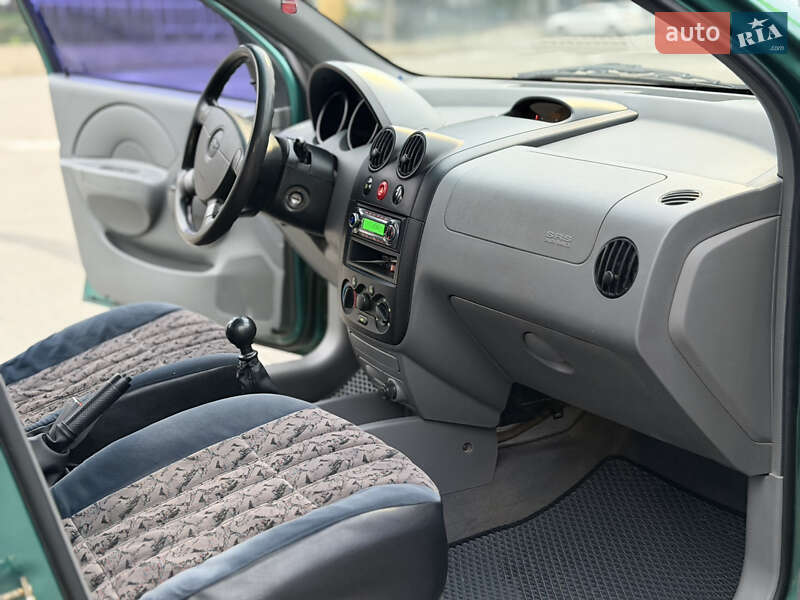 Седан Chevrolet Aveo 2004 в Киеве