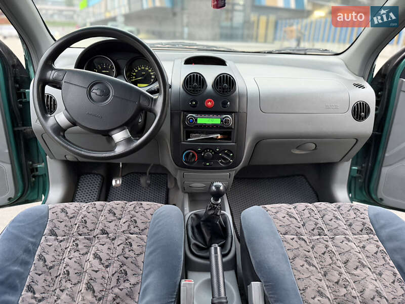 Седан Chevrolet Aveo 2004 в Киеве