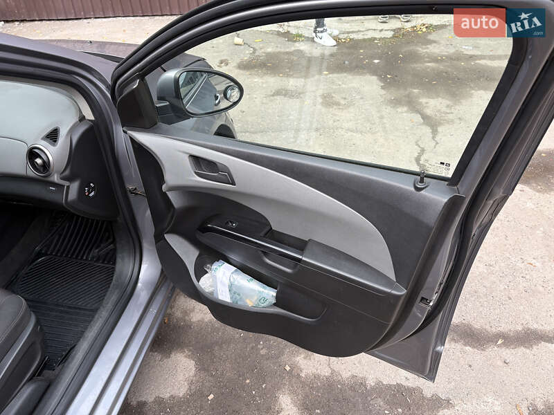 Хэтчбек Chevrolet Aveo 2012 в Ровно