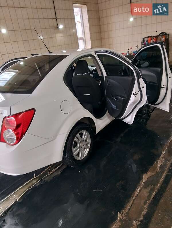 Седан Chevrolet Aveo 2013 в Кривом Роге