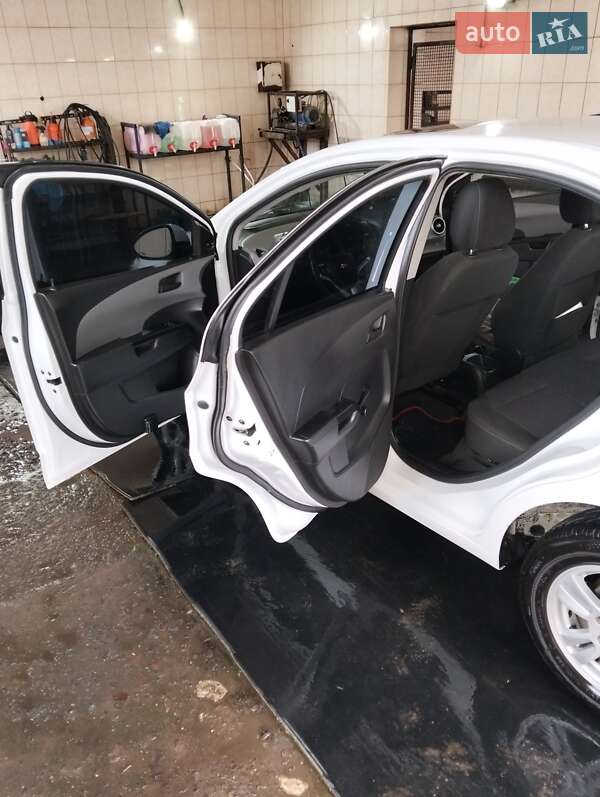 Седан Chevrolet Aveo 2013 в Кривом Роге