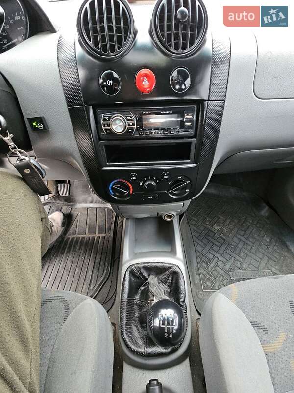 Седан Chevrolet Aveo 2004 в Каменском