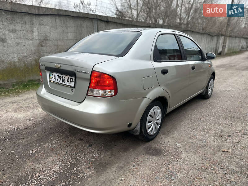 Седан Chevrolet Aveo 2005 в Києві