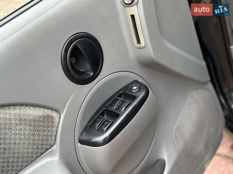 Седан Chevrolet Aveo 2005 в Жовкві