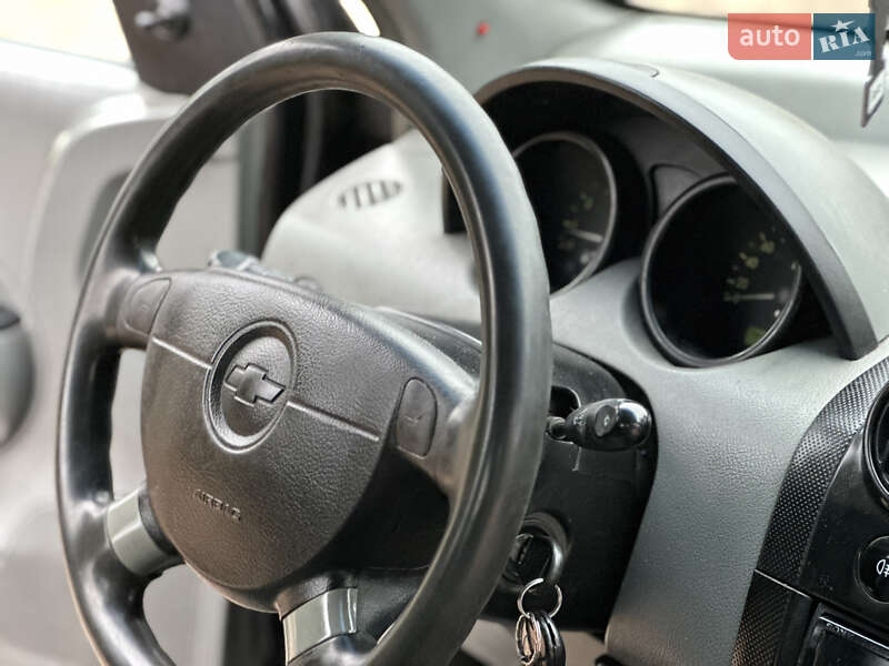 Седан Chevrolet Aveo 2005 в Жовкві