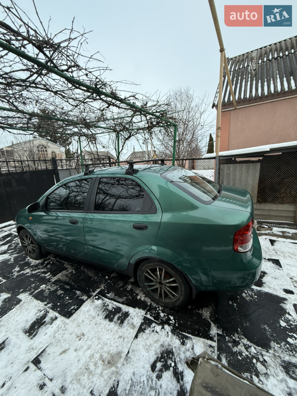 Вітаю. Продаю своє авто, бо переїжджаю в інше місто, а машина просто стоїть.
Пишу чесно, як є. Авто на ходу, заводиться і їздить щодня, але потрібно розуміти — машина не нова і потребує догляду.
Влітку авто капітально варилось: нові лонжерони та пороги. Є місця, де з часом може знадобитись підварювання — для авто такого року це нормально, тому не приховую.
Також встановлена нова рульова рейка.
По коробці: немає 5-ї передачі. В коробку не ліз — вона працює, мені для їзди вистачало і так, але момент є, тому одразу попереджаю.
Продаю без прикрас і «казок».
Кому потрібне чесне авто за свої гроші — телефонуйте, з радістю відповім на всі питання.