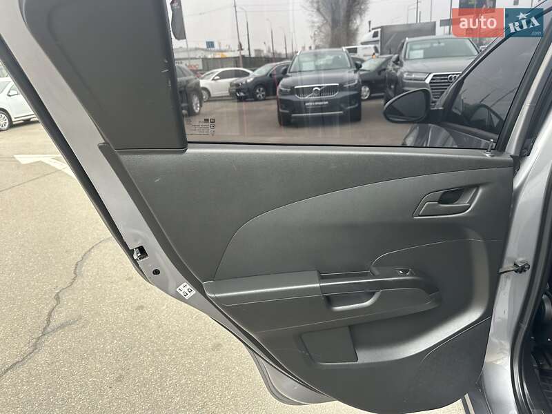 Хэтчбек Chevrolet Aveo 2012 в Киеве