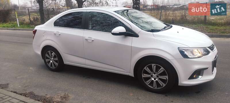 Седан Chevrolet Aveo 2017 в Киеве