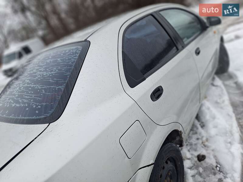 Седан Chevrolet Aveo 2004 в Черновцах