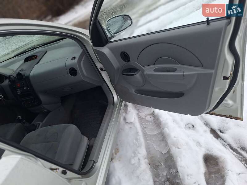 Седан Chevrolet Aveo 2004 в Черновцах