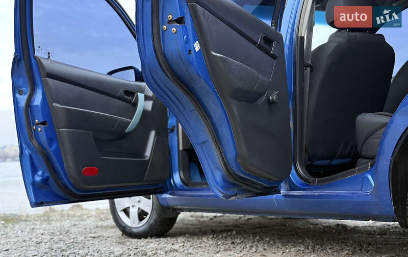 Седан Chevrolet Aveo 2006 в Днепре