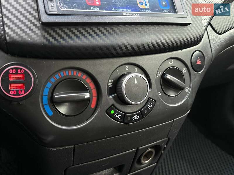 Седан Chevrolet Aveo 2006 в Киеве