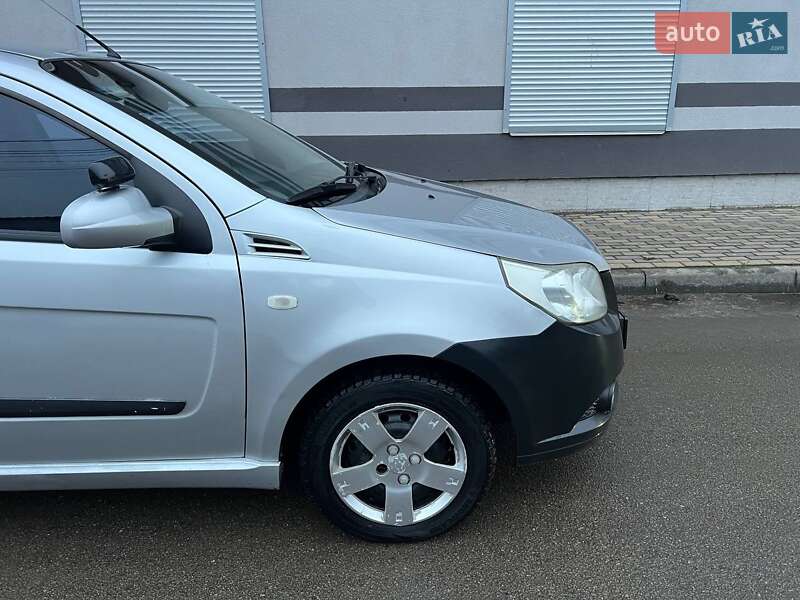 Хэтчбек Chevrolet Aveo 2008 в Вишневом фото 2 Хэтчбек Chevrolet Aveo 2008 в Вишневом