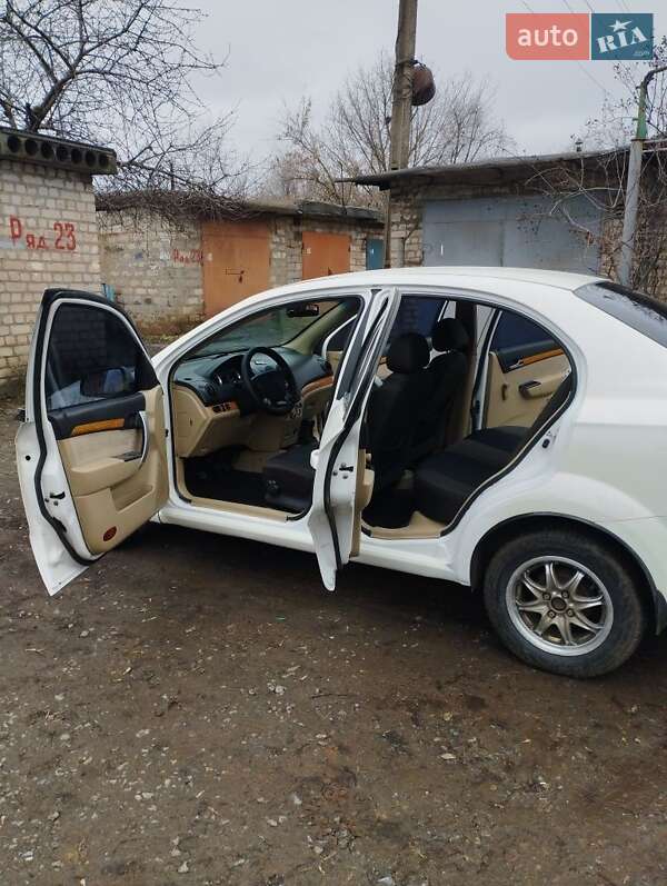 Седан Chevrolet Aveo 2008 в Кривом Роге