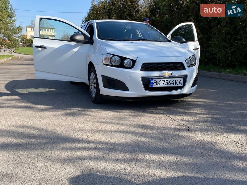 Седан Chevrolet Aveo 2012 в Рівному
