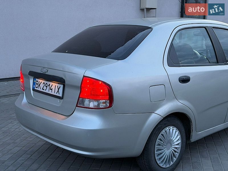 Седан Chevrolet Aveo 2005 в Ровно