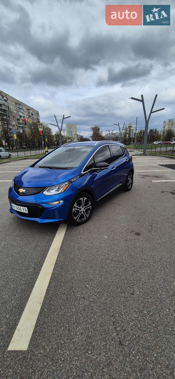 Chevrolet Bolt EV Premier 
Повністю ціле авто. 64 Квт батарея. Влітку може проїхати 480-500км, залежить від стилю їзди. Замінено мастило в редукторі. Комплектація максимальна - Premier Камери 360, камера заднього виду в дзеркалі, тоноване скло, шкіряний салон, клімат контроль, круїз-контроль. Підігрів передніх та задніх сидінь, парктронік- задній, датчик світла, акустика Bose, підтримка смуги, попередження про зіткнення, поставлений захист «Кольчуга», що закриває весь мотор до батареї, були поставлені проставки, попереду-2,5 см, позаду 3,0 см, машина тонована «Америкою», ковдри «Єва» в салоні та в багажнику. Машина без зауважень та без вкладень. 
