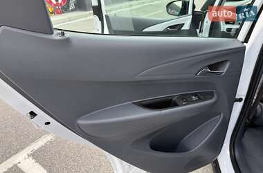 Хэтчбек Chevrolet Bolt EV 2017 в 