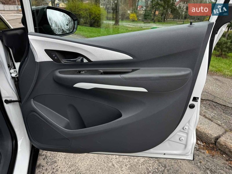 Хэтчбек Chevrolet Bolt EV 2020 в Киеве