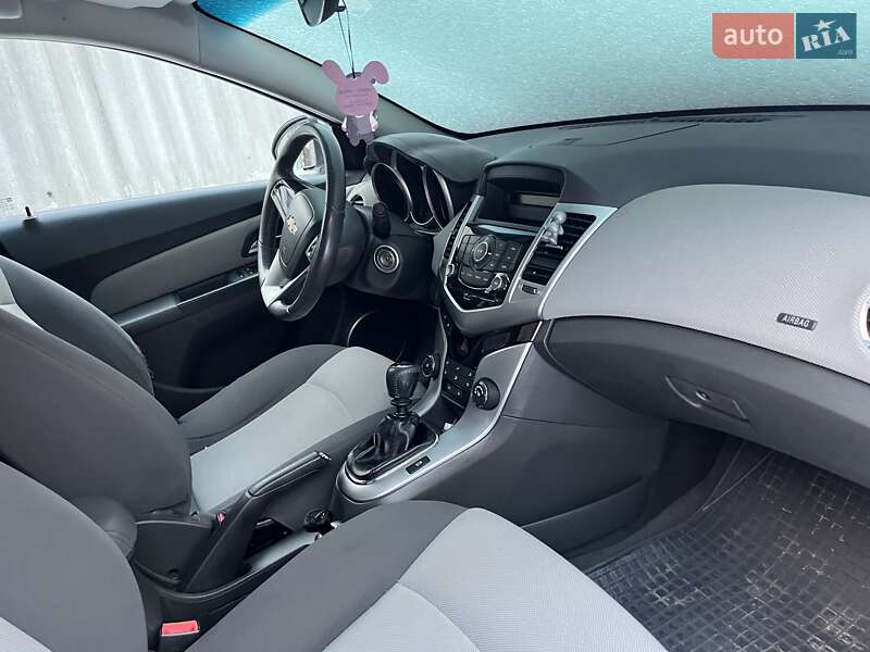 Седан Chevrolet Cruze 2010 в Дубровиці