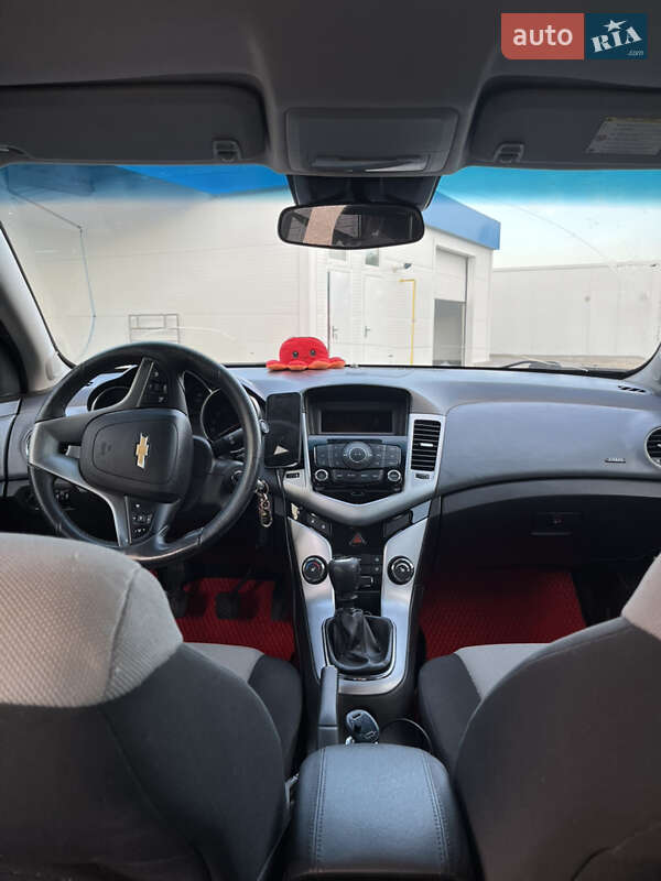 Седан Chevrolet Cruze 2011 в Ромнах