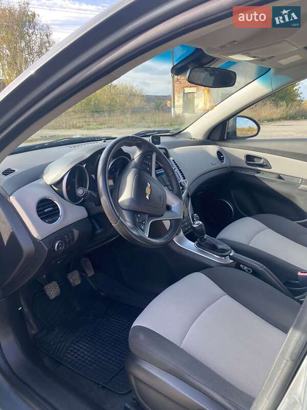 Седан Chevrolet Cruze 2011 в Волочиську