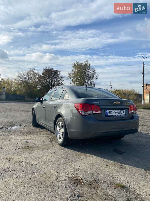 Седан Chevrolet Cruze 2011 в Волочиську