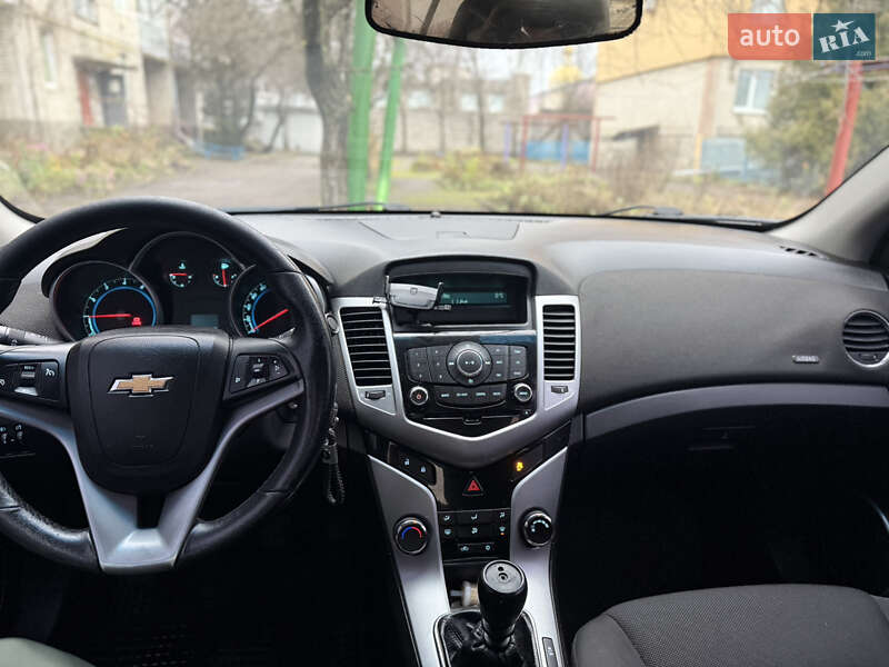 Седан Chevrolet Cruze 2011 в Сарнах