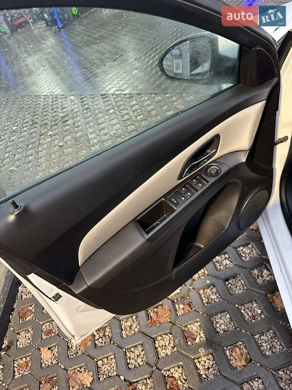 Седан Chevrolet Cruze 2015 в Львове