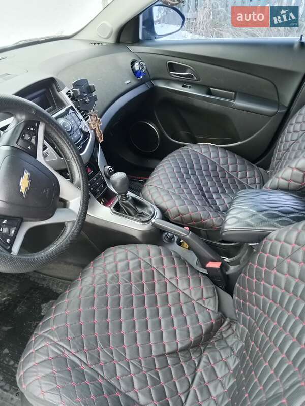 Хэтчбек Chevrolet Cruze 2011 в Емильчине