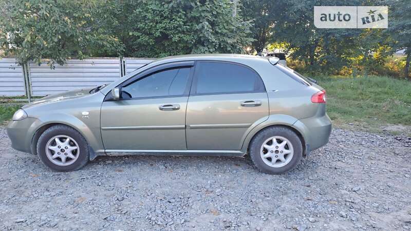 Хэтчбек Chevrolet Lacetti 2005 в Черновцах