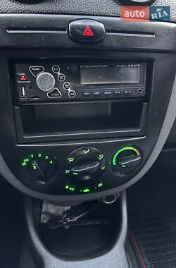 Хэтчбек Chevrolet Lacetti 2005 в 