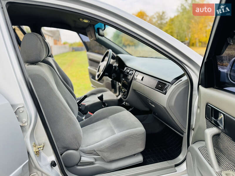 Седан Chevrolet Lacetti 2006 в Ромнах