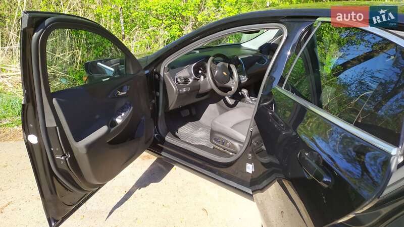 Седан Chevrolet Malibu 2022 в Львові