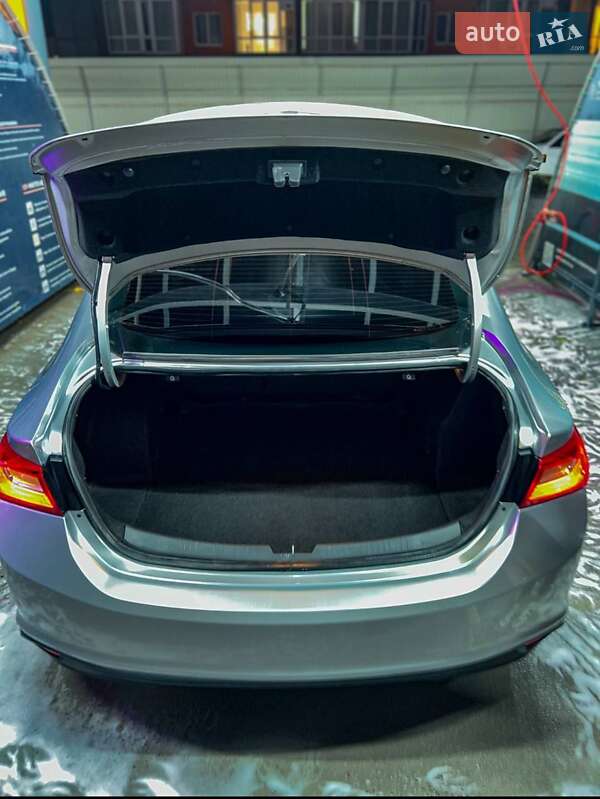 Седан Chevrolet Malibu 2017 в Львове