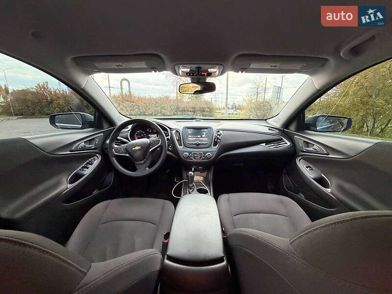 Седан Chevrolet Malibu 2017 в Кривом Роге
