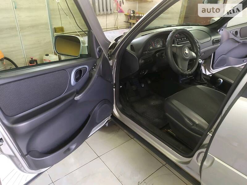 Внедорожник / Кроссовер Chevrolet Niva 2011 в Коростене