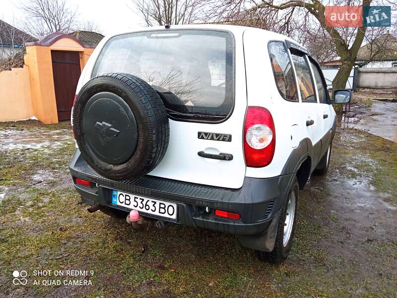 Позашляховик / Кросовер Chevrolet Niva 2015 в Срібному