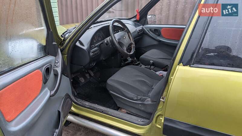 Внедорожник / Кроссовер Chevrolet Niva 2004 в Краснокутске