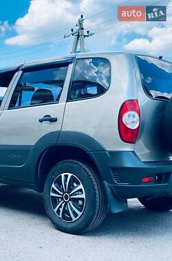 Внедорожник / Кроссовер Chevrolet Niva 2011 в Новомосковске