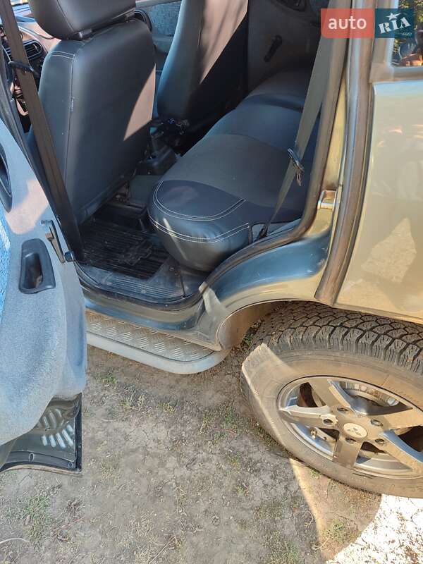Внедорожник / Кроссовер Chevrolet Niva 2004 в Запорожье