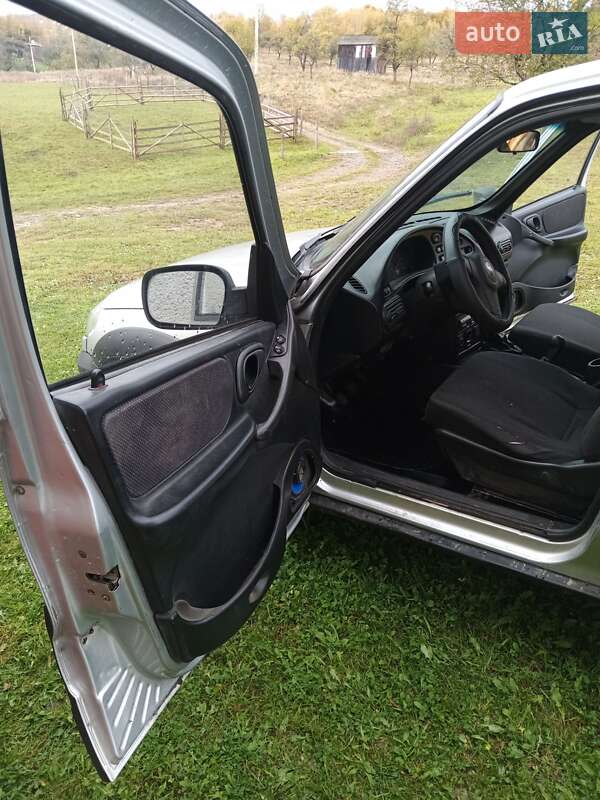 Позашляховик / Кросовер Chevrolet Niva 2011 в Тячеві