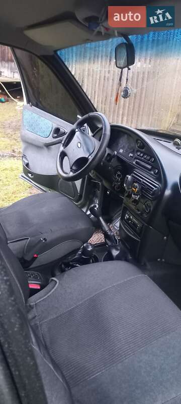 Позашляховик / Кросовер Chevrolet Niva 2004 в Коломиї